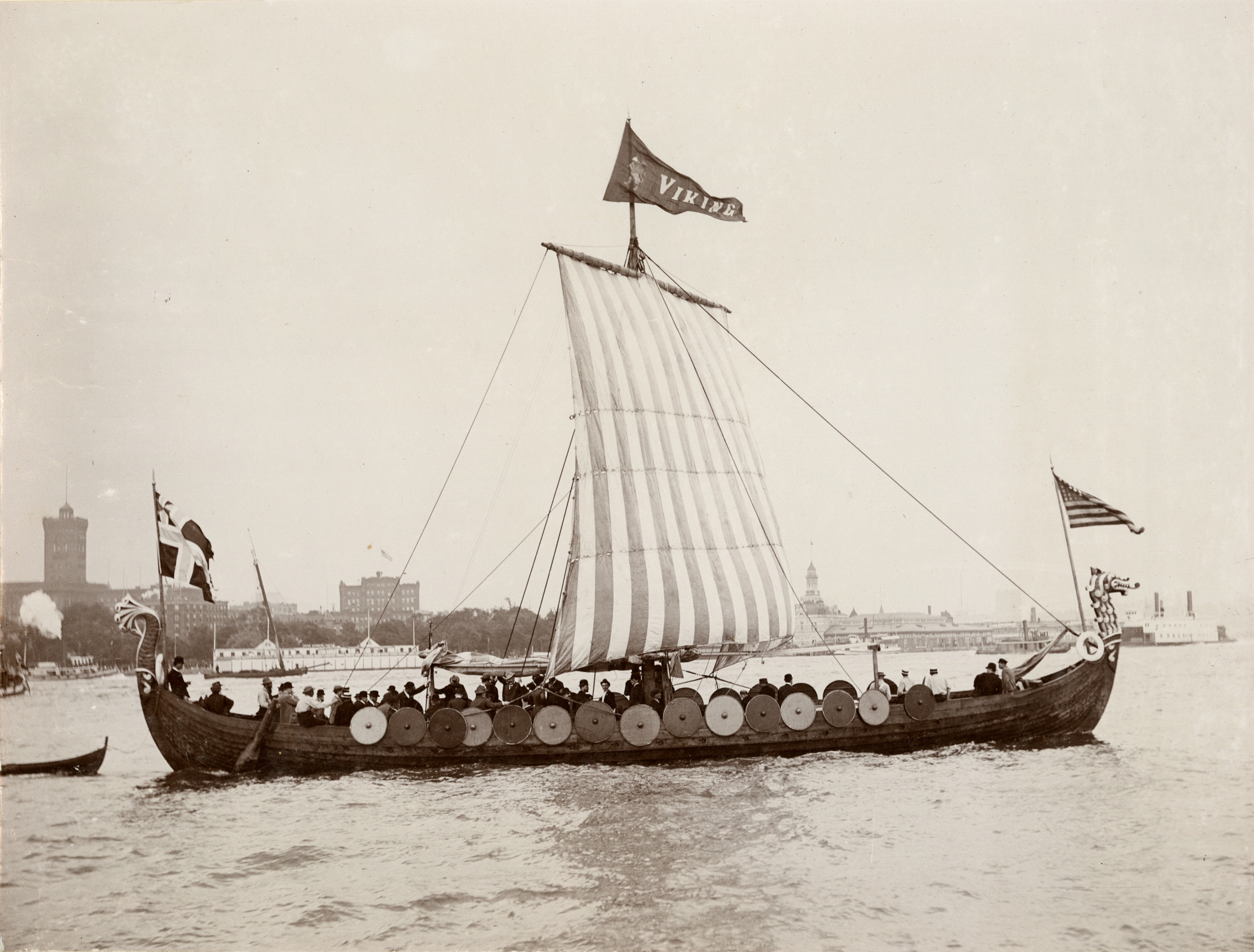 På seiltur med "Viking" (b.1893, A/S Framnæs mekaniske verksted, Sandefjord). - I New York på vei til verdensutstillingen i Chicago 1893.