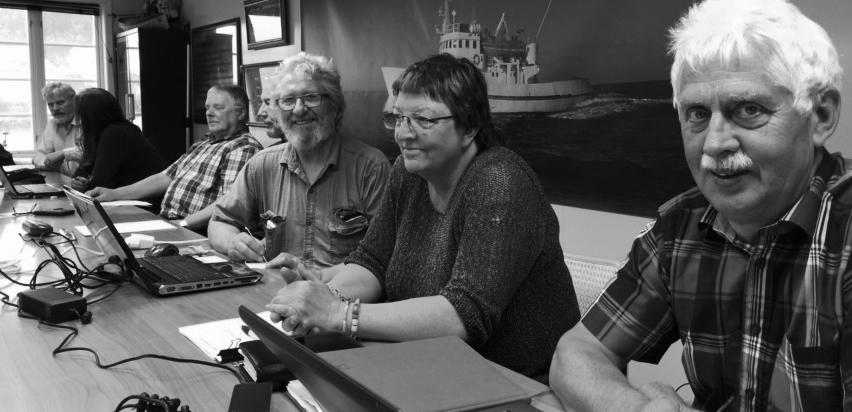 Bilde av slektsforskere som hjelper hverandre