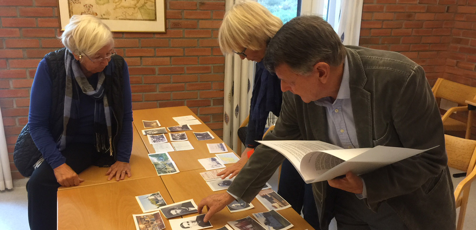 Bilde fra møte i Slekt og Data Vest-Agder hvor de velger bilder til slektsbok