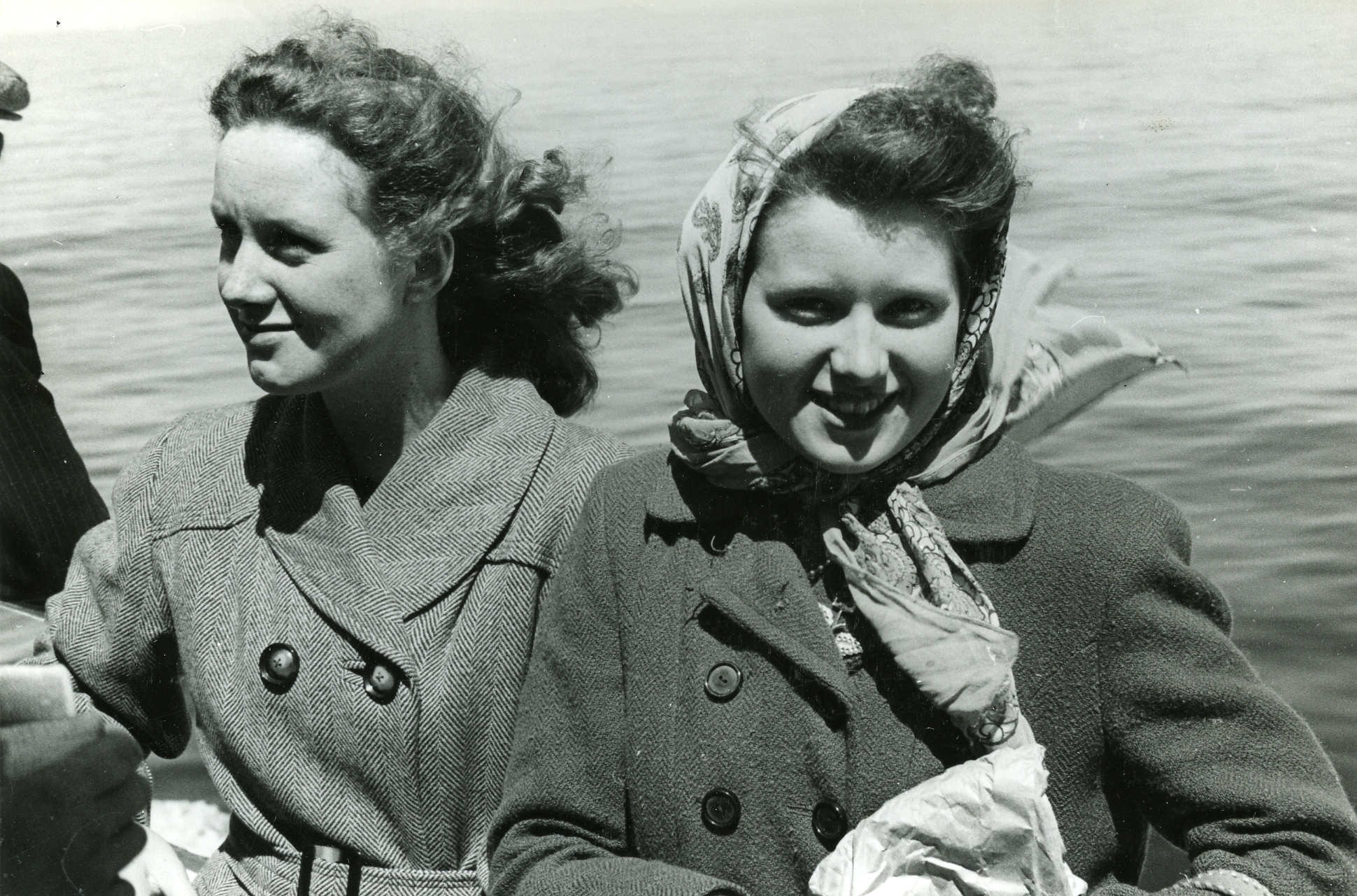 Kvinner på båt på vei til Canada