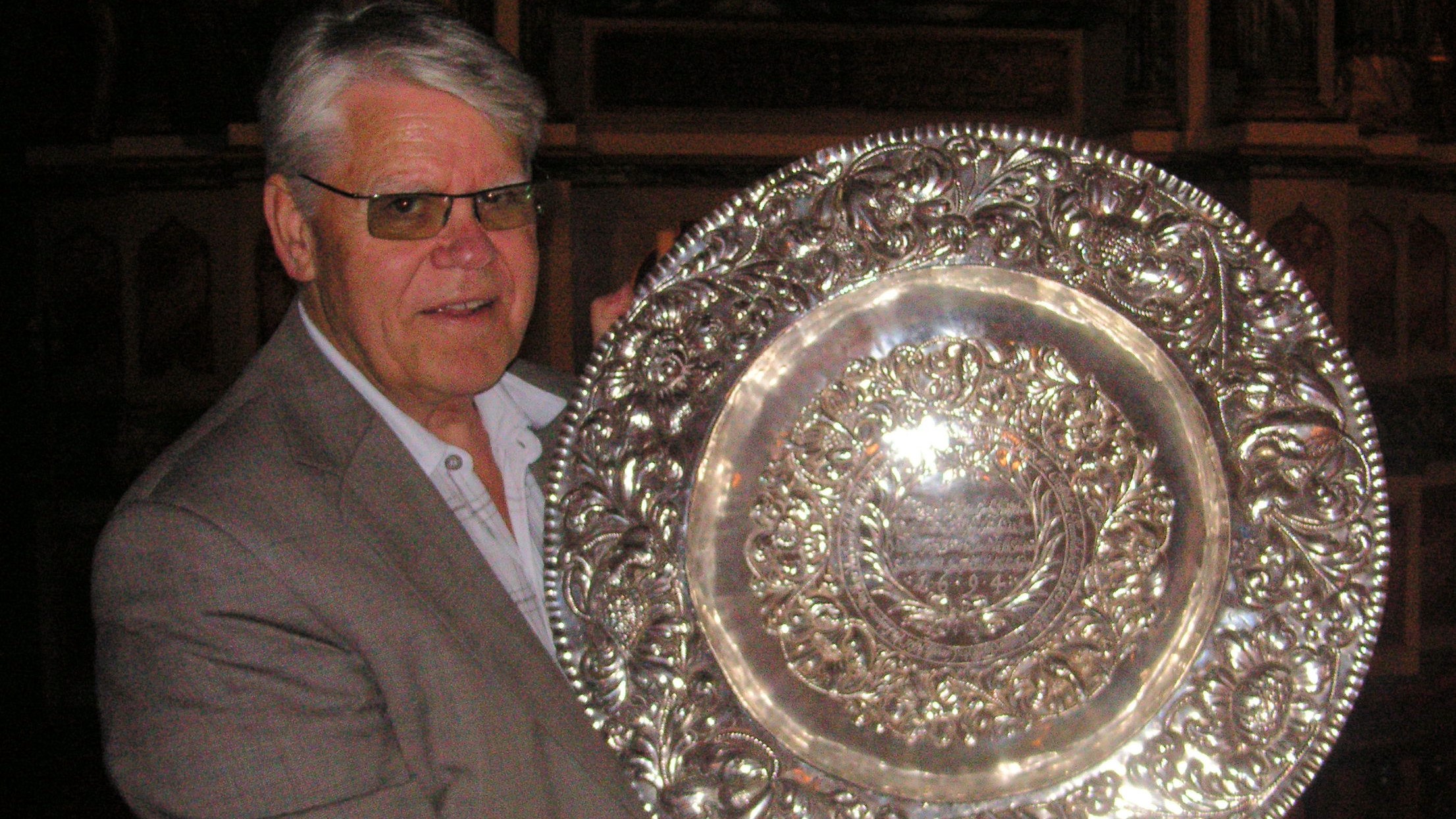 Ivar Leveraas med døpefat