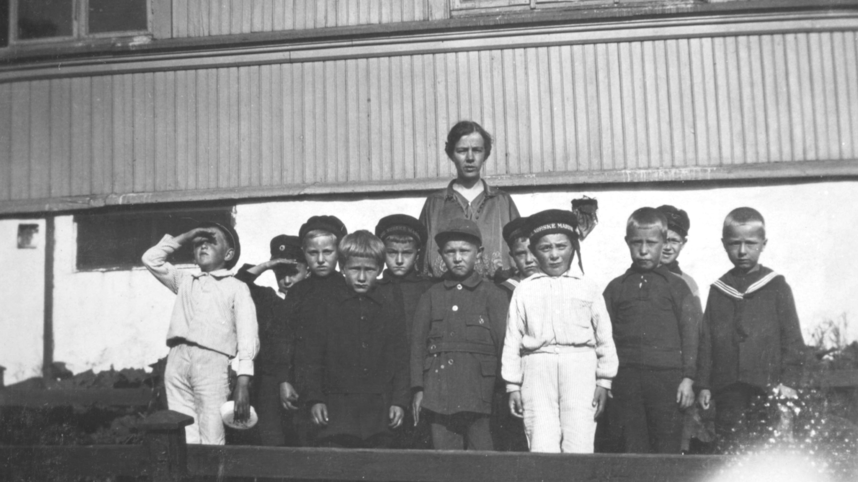 Skolebarn utenfor lærerskolen i Tromsø