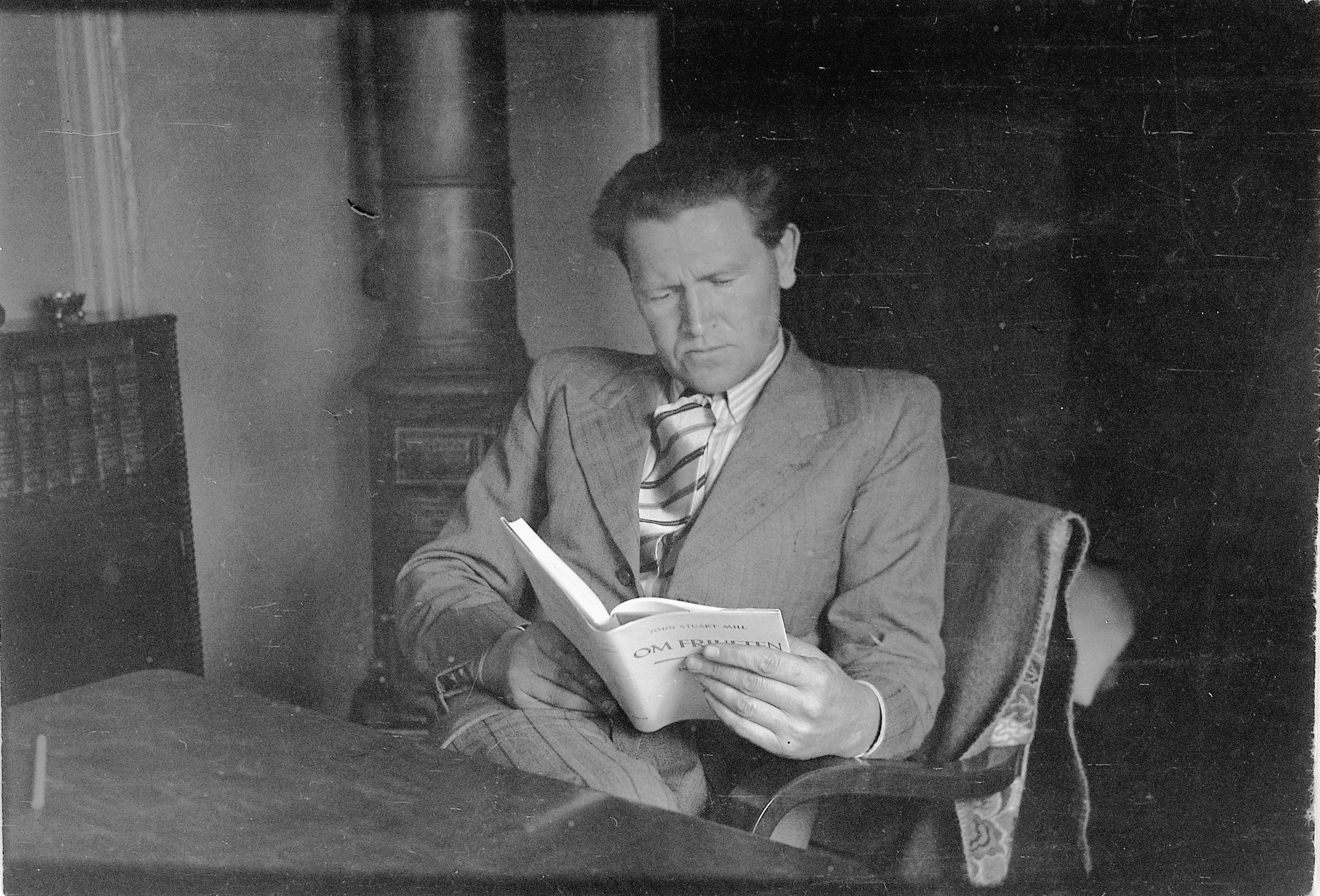 Mann leser bok, bildet er hentet fra www.digtaltmuseum.no