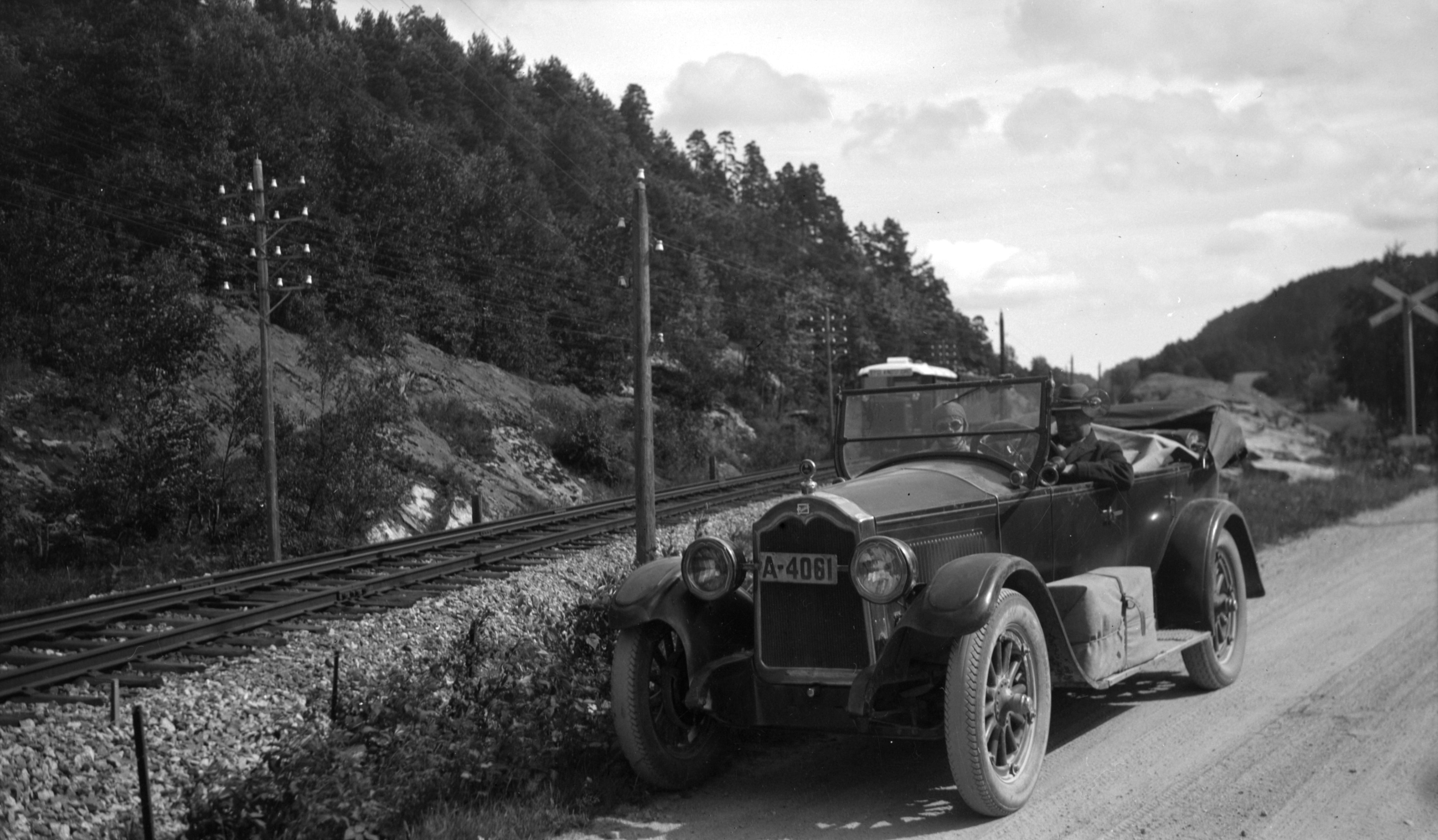 Gammel bil ved Flaksvannbanen ved Lillesand. Fra DigitaltMuseum.no