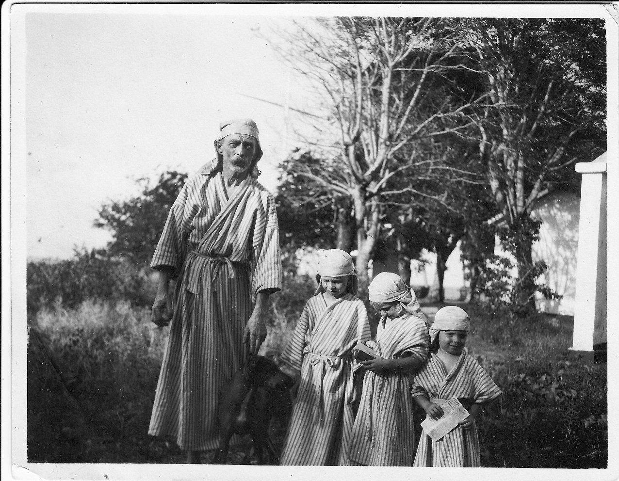 Farfar og barna bader 2. juledag i Anjer.