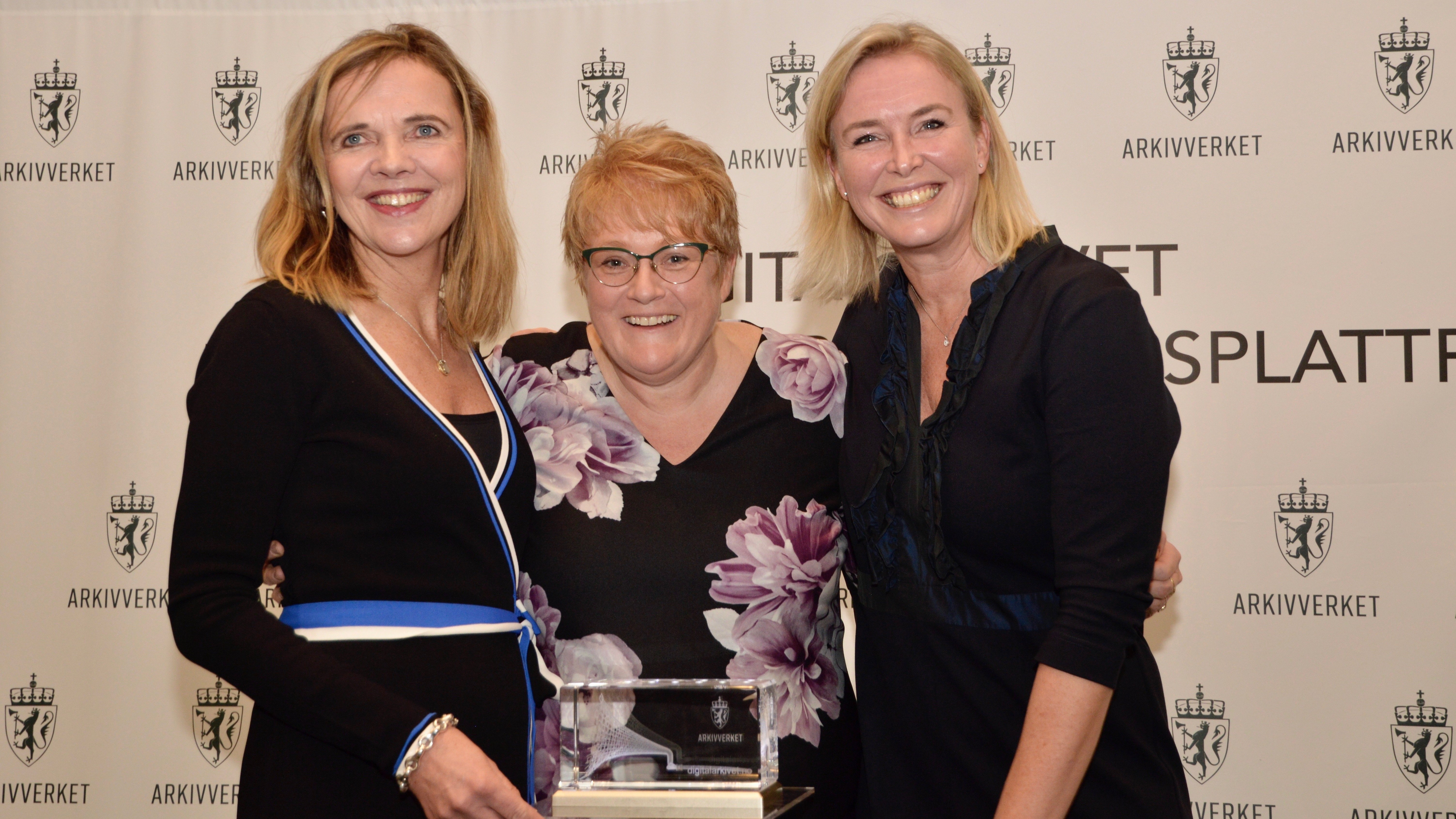 F.v Riksarkivar Inga Bolstad, kulturminister Trine Skei Grande og Anne Schiøtz, generalsekretær i Slekt og Data