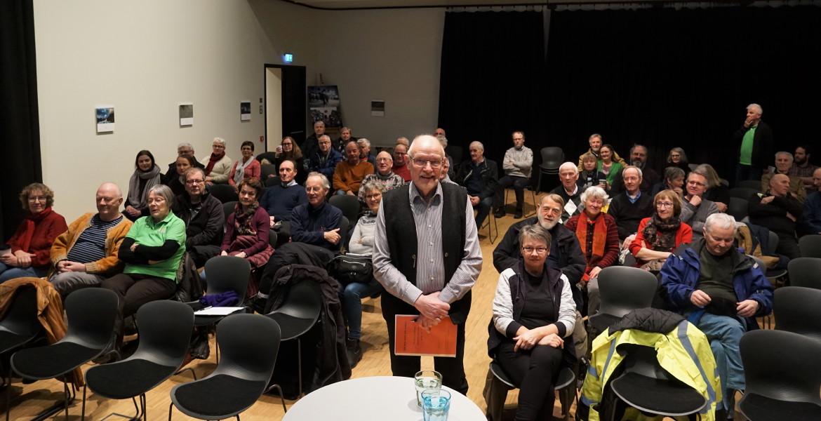 Inge Strand med publikum på medlemsmøte Slekt og Data Salten 2019