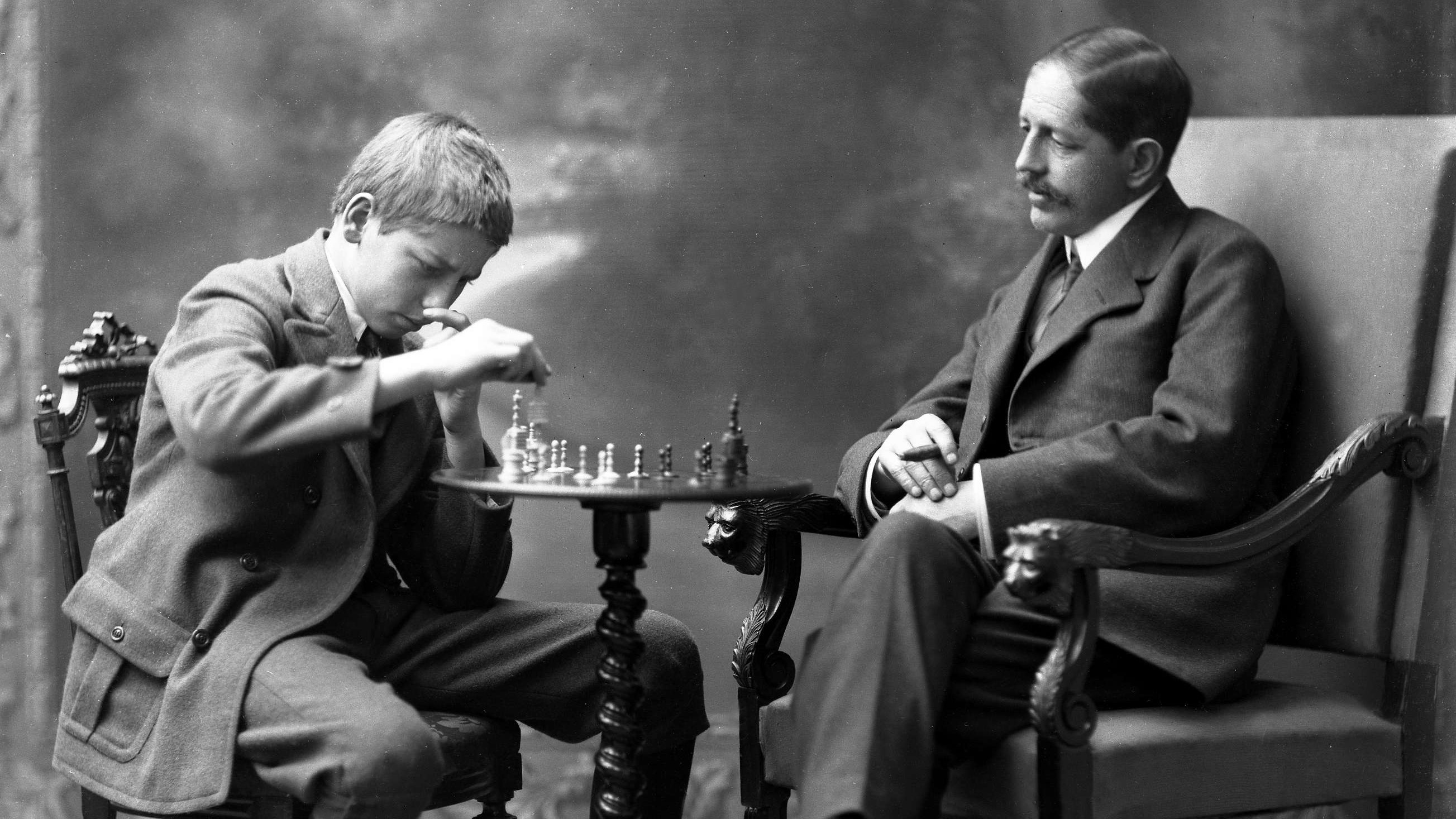 Familie spiller sjakk