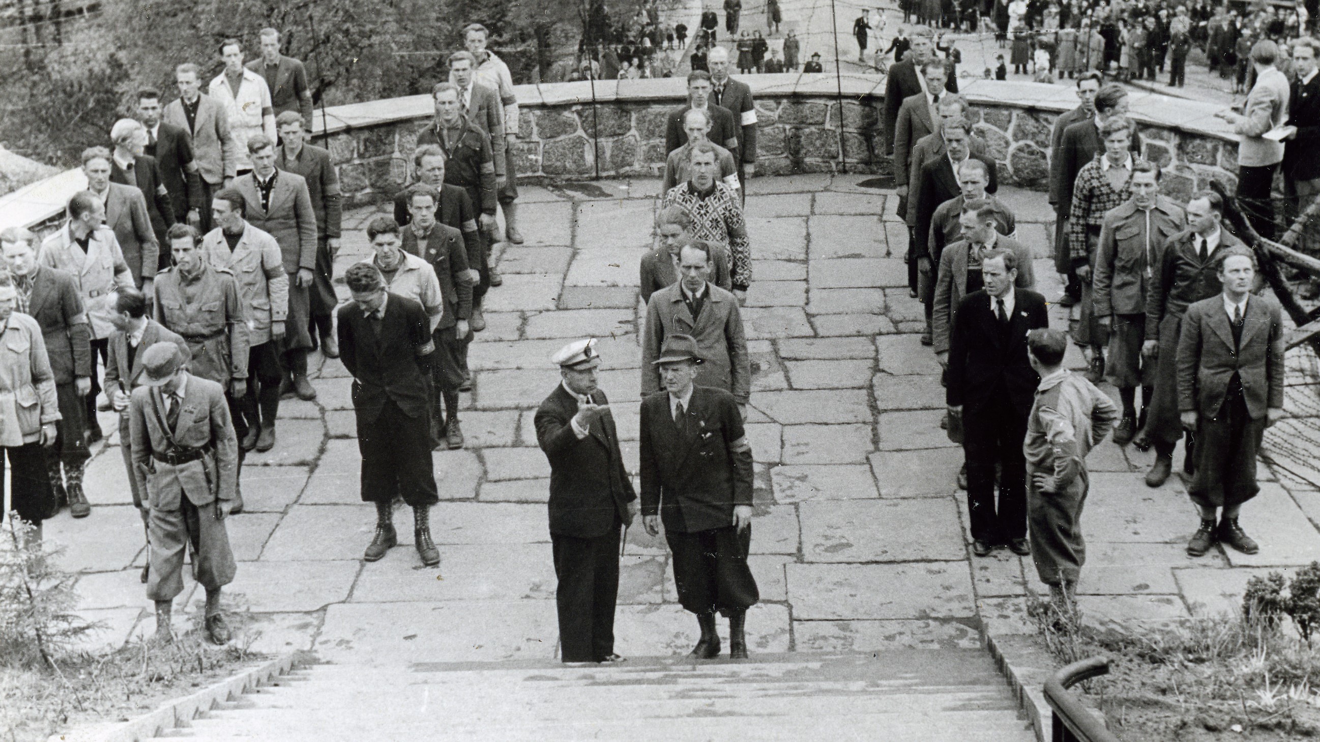 Motstandsbevegelsen tar tilbake statsarkivbygningen i Kristiansand.