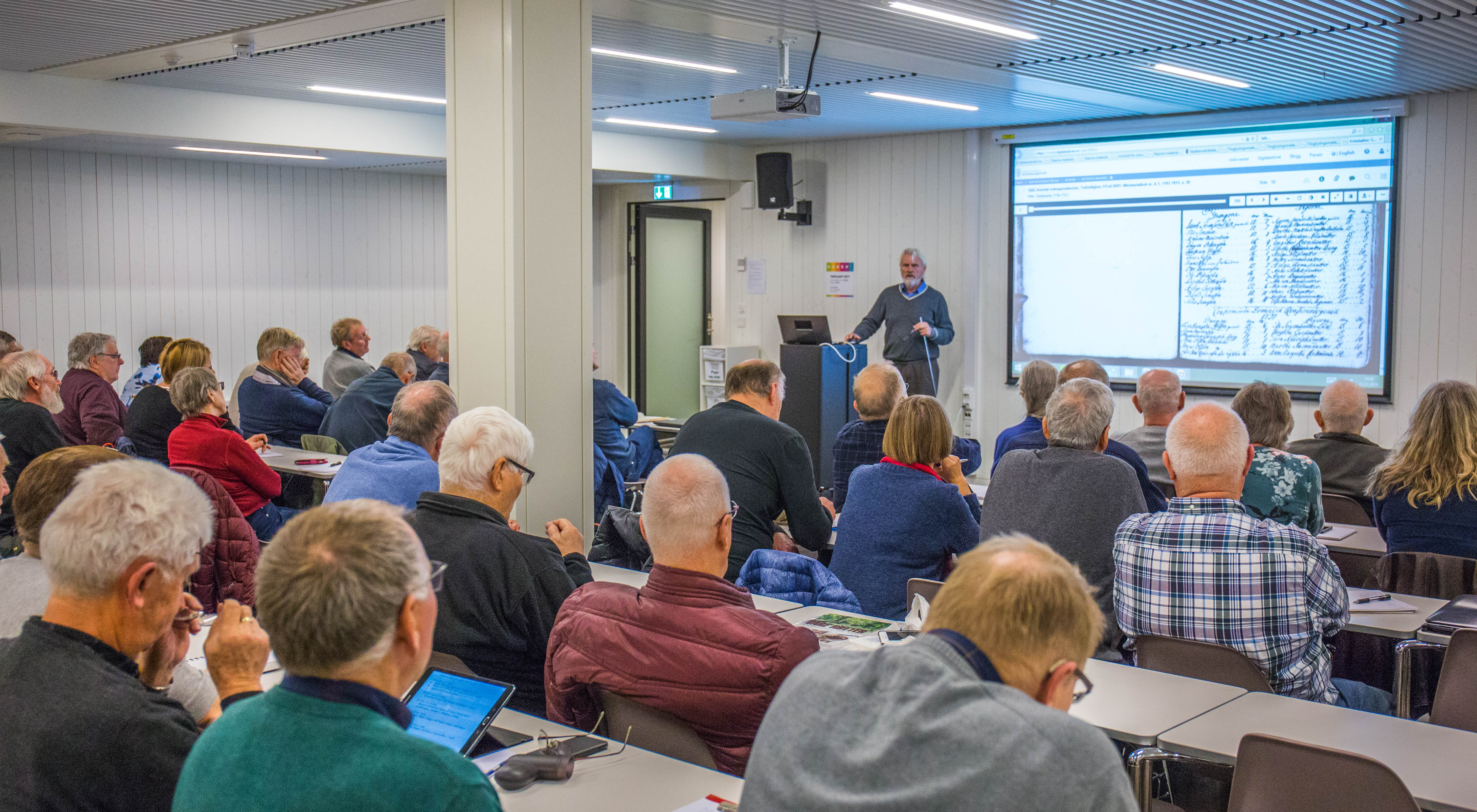 Viser presentasjon på medlemsøte om eldre kilder