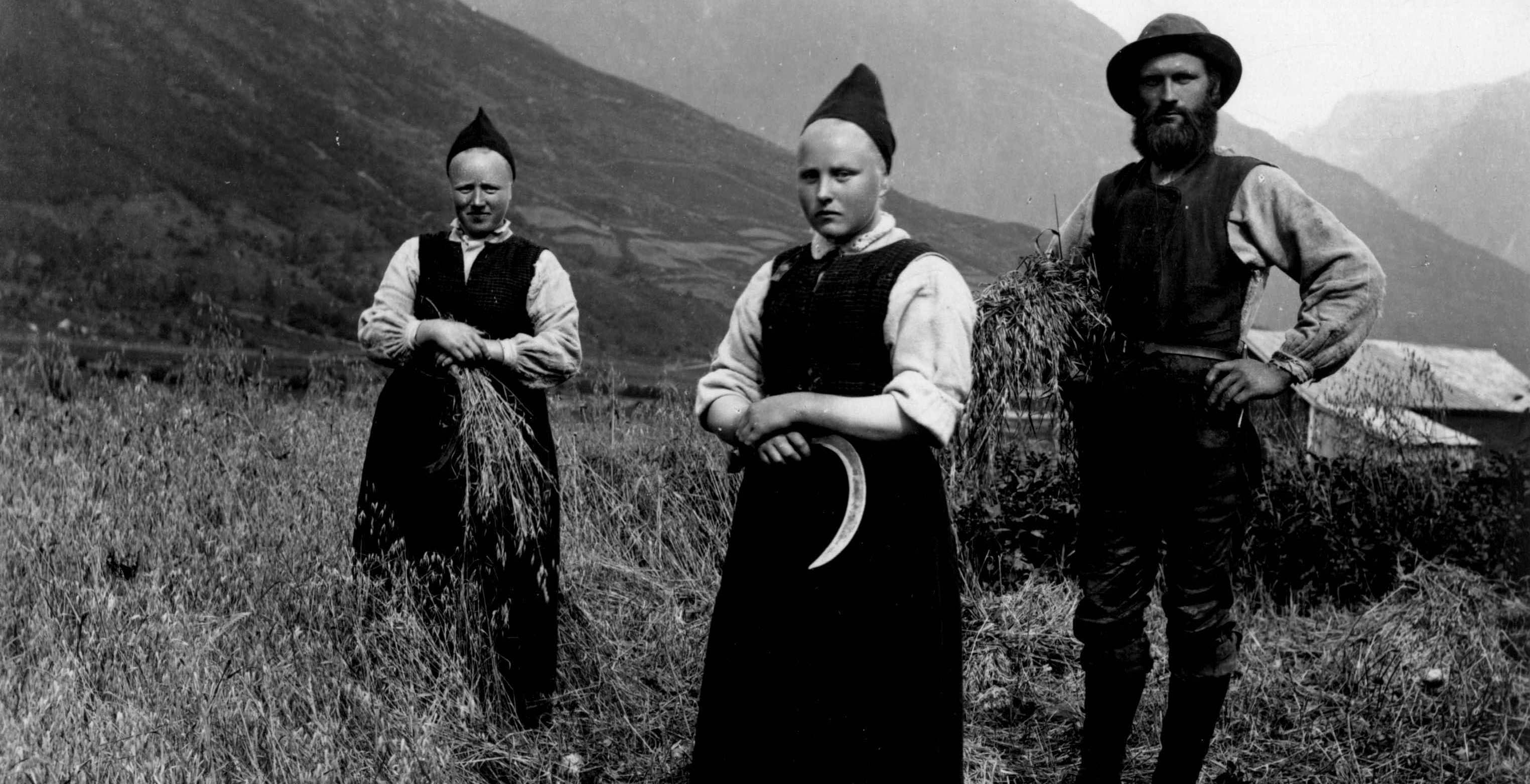 mennesker i folkedrakt fra sogn og fjordane