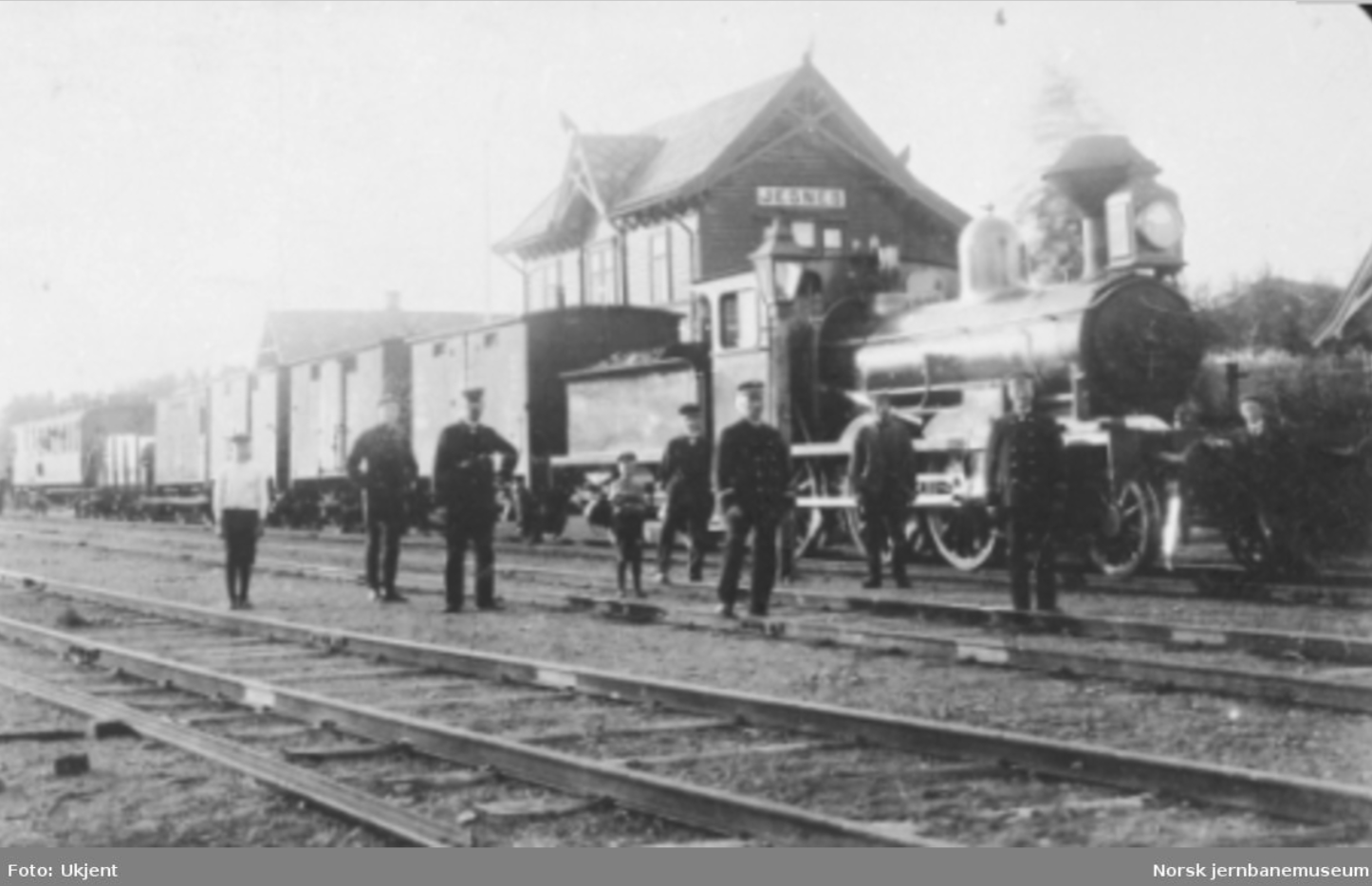 Jessnes stasjon med bla lokomotivpusser Marcello Haugen