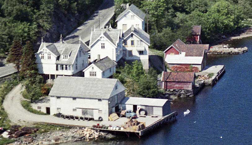 Utsnitt av flyfoto Skjoldavik 1963. Tilhører Nasjonalbiblioteket. Utgitt av Widerøes Flyveselskap AS