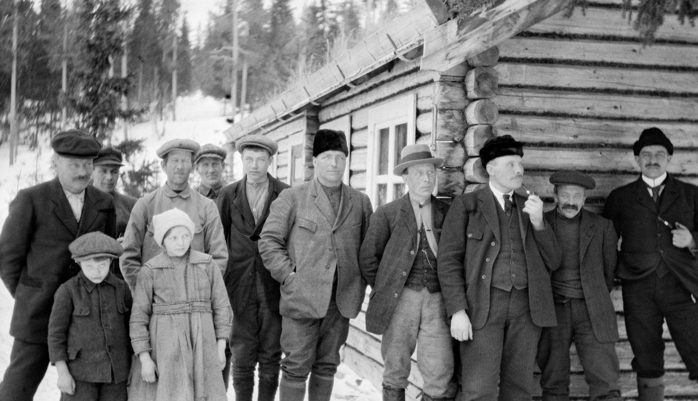 Rørtjernsstua 15/3 - 1920 - svart hvitt bilde av mennesker