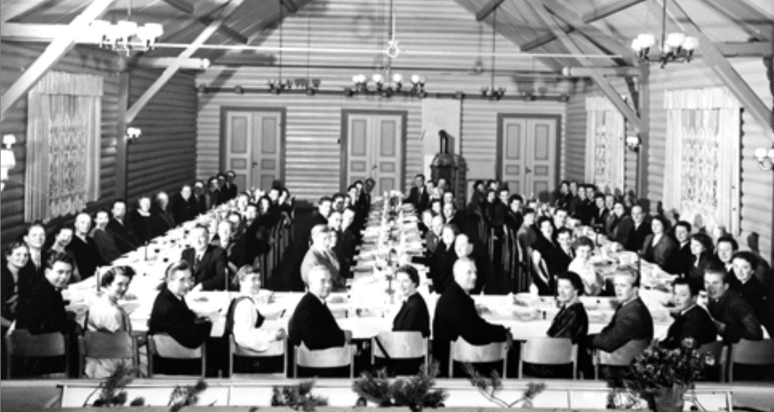 Mennesker samlet, illustrerer årsmøte