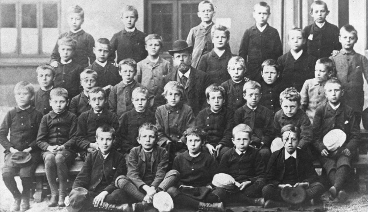 sorthvitt bilde av mange barn