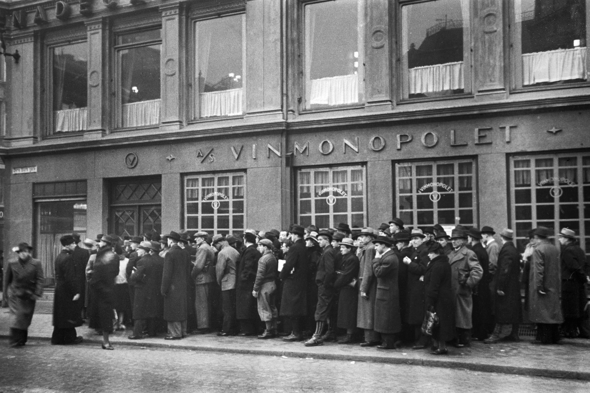 Kø ved Vinmonopolet i Oslo, 1940