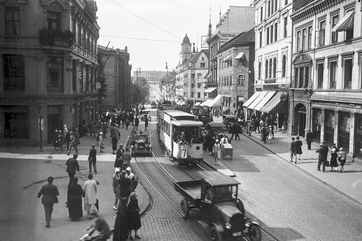 Karl Johans gate, 1926. Slottet i bakgrunn.
