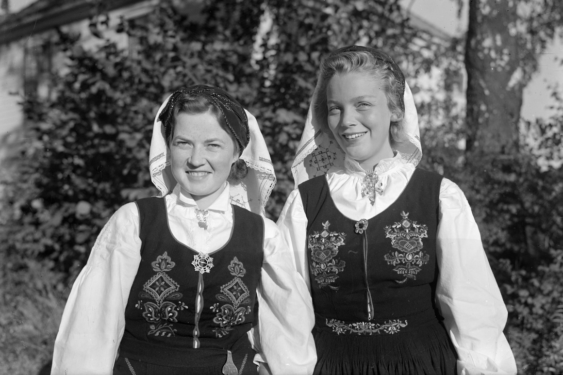 To bunadskledde kvinner