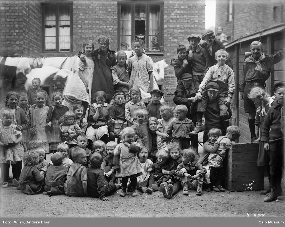 Barn i gråbeingårdene i Oslo, ca. 1925–1930.