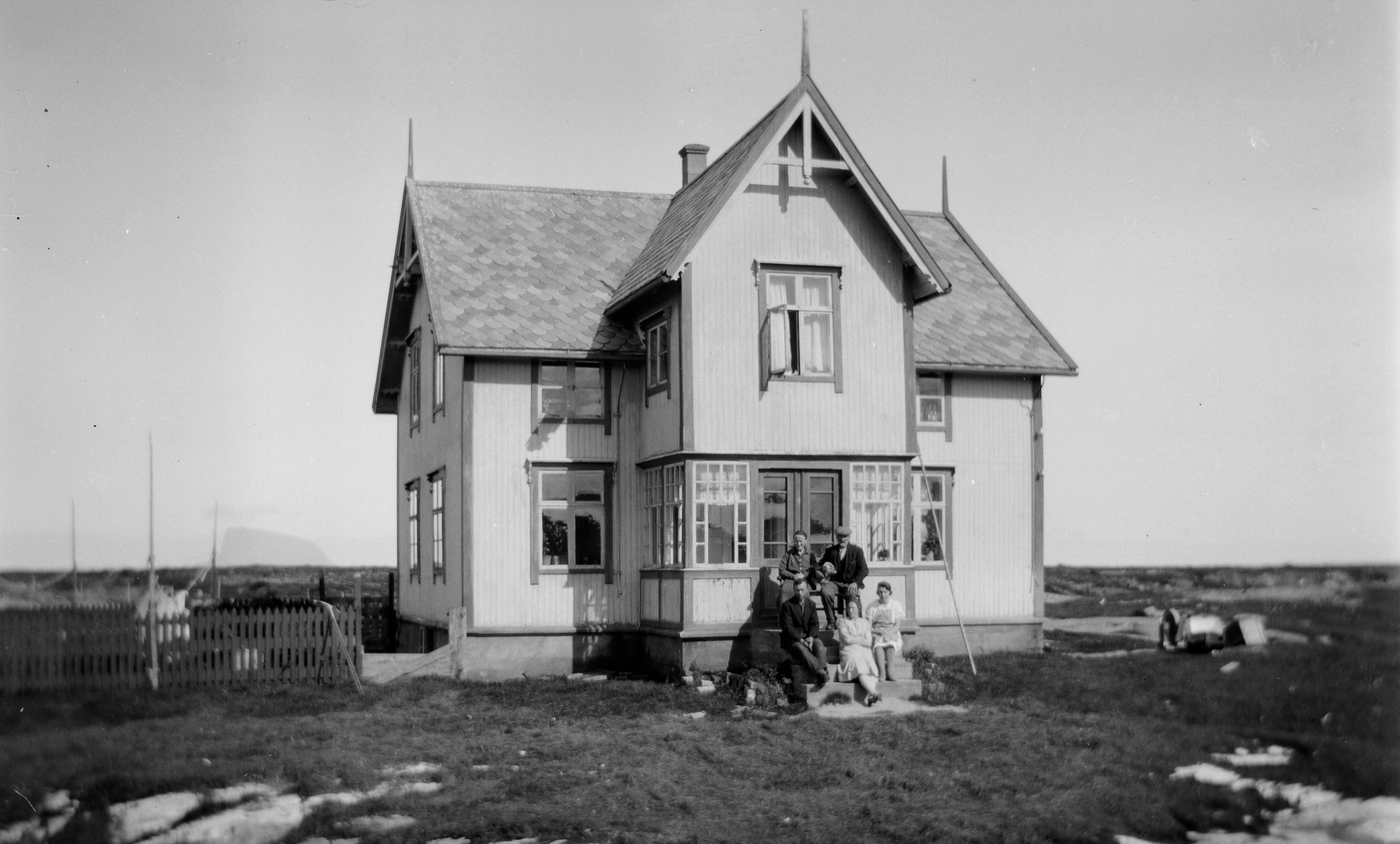 Personer utenfor bolighus, 1920-1940