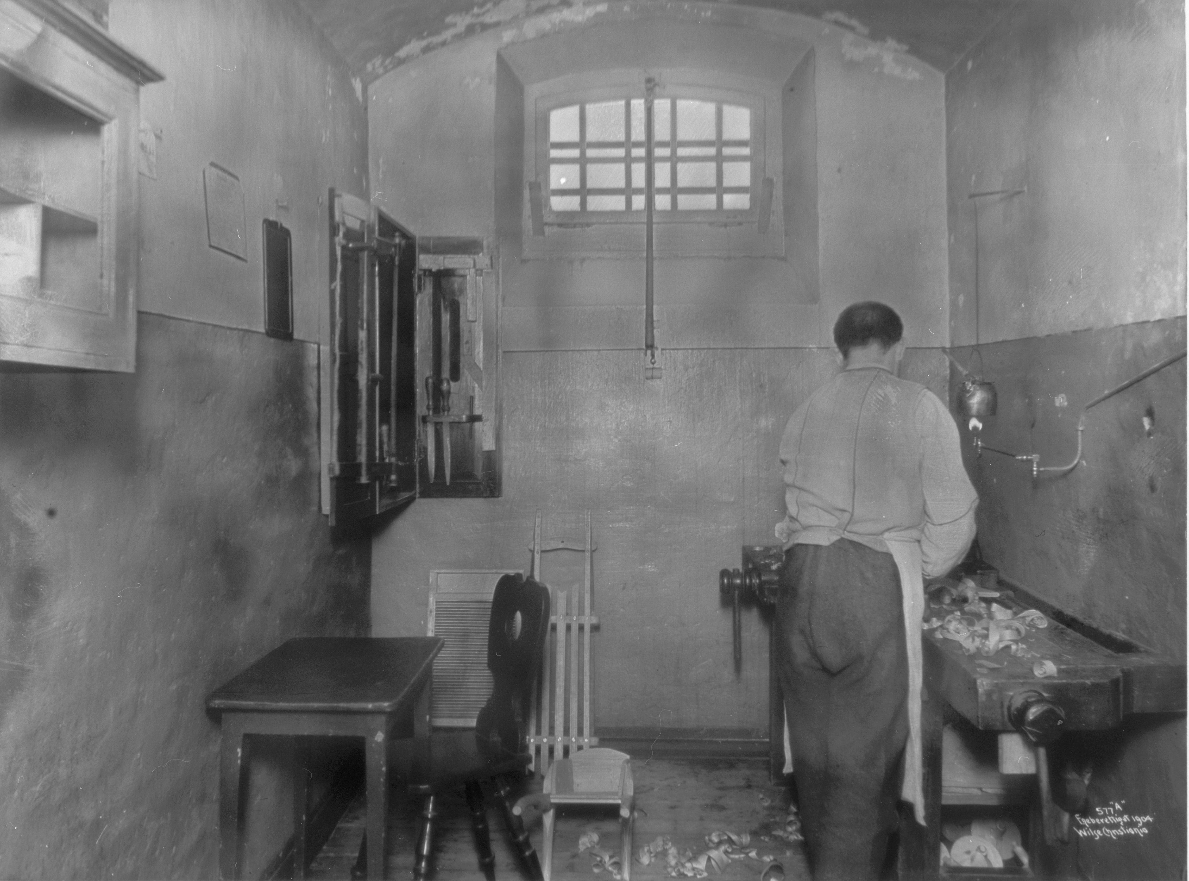 Botsfengselet i Oslo, 1904. Celle med mann inne.