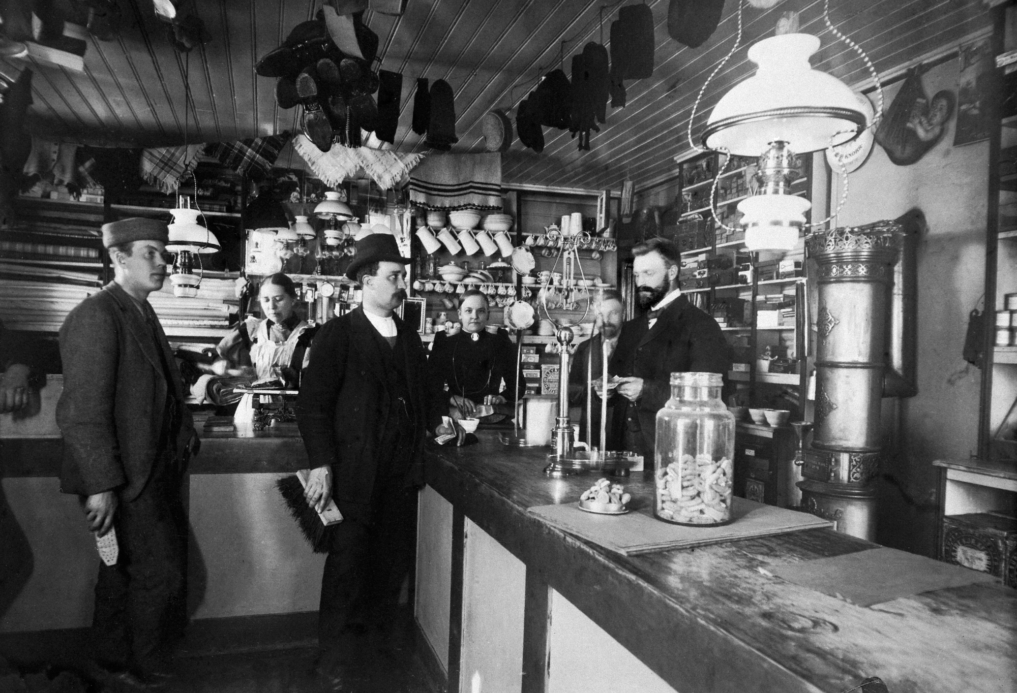 Dal Landhandleri, innendørs, i Ringsaker, 1900–1905.