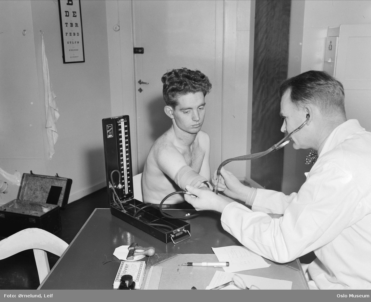 Pasient på legebesøk i 1951.
