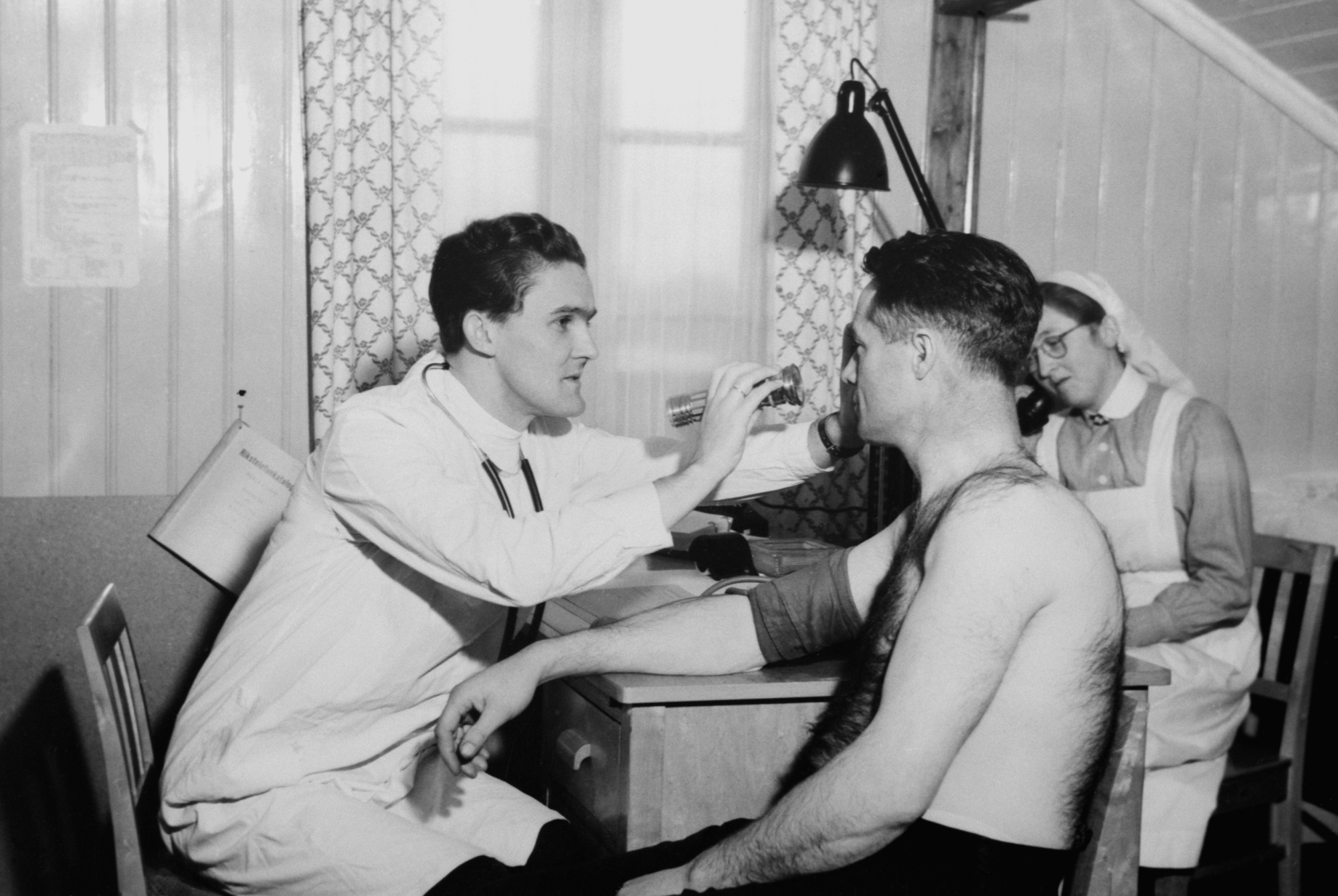 Pasient på legekontoret, 1948.