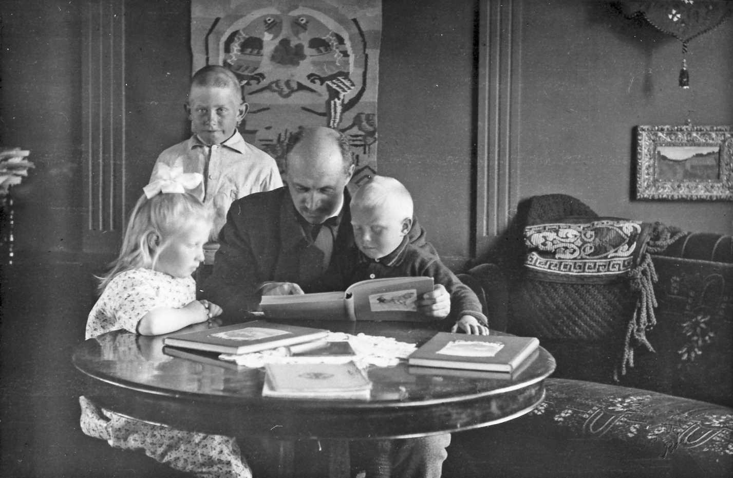 Familie ser i fotoalbum