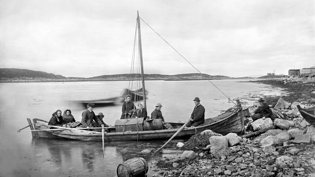 Nordlandsbåt på Tilremfjorden - fra UIB - foto Knud Knudsen