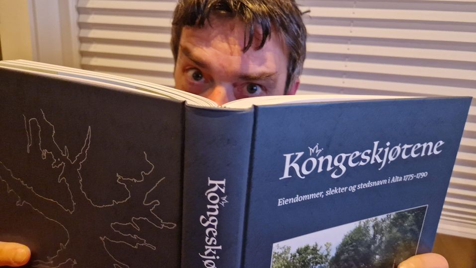 Ole David Østli med boka Kongeskjøtene