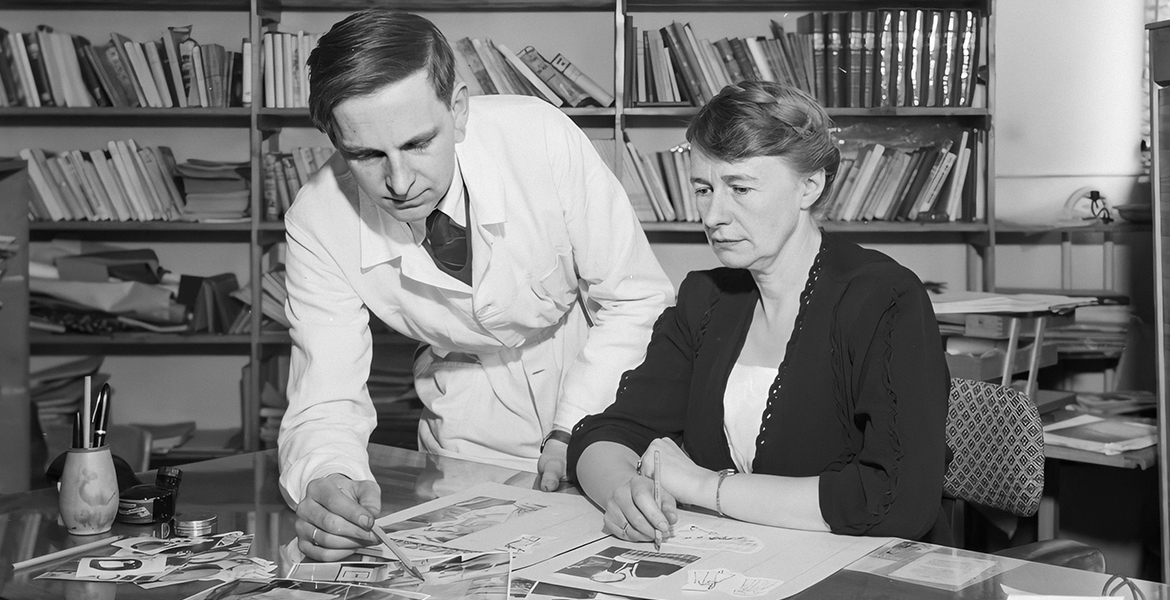 Mann og kvinne ser på bilder og noterer