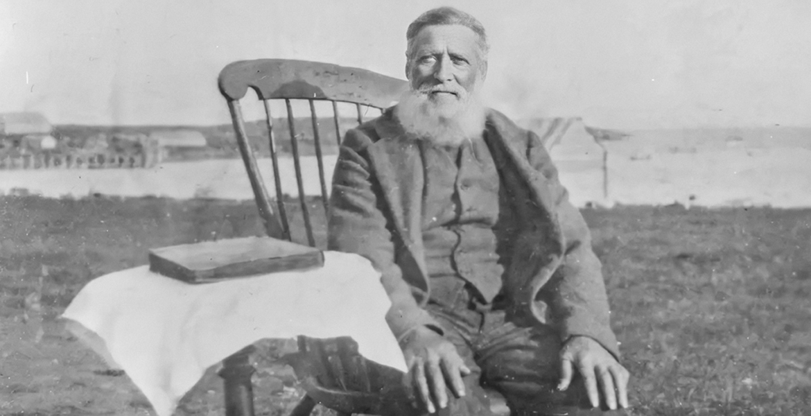 Bilde av en eldre mann på en stol