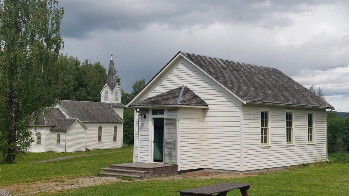 Skolestua og kirken