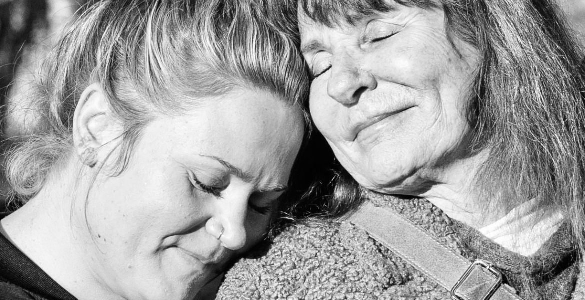 Loni Bjerkholt-Pedersen og moren