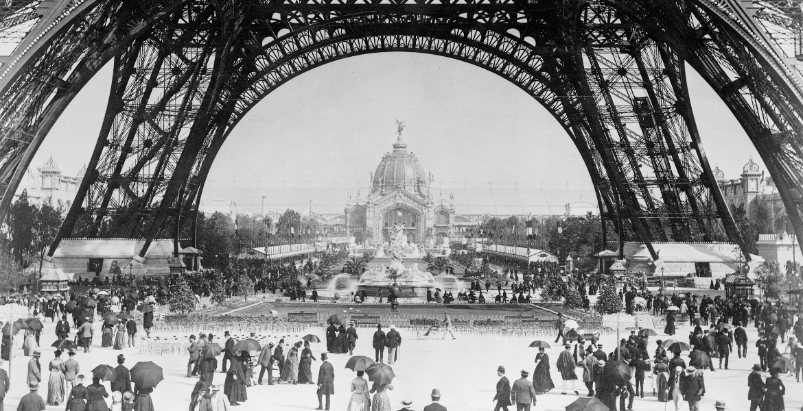 Eiffeltårnet sett fra bakkenivå – parisere på vandring, cirka 1890.