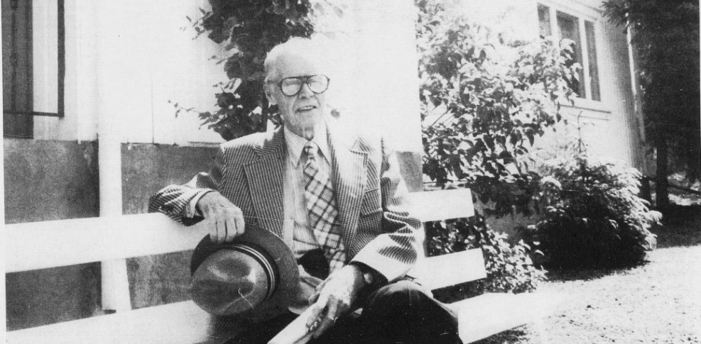 Harold Evensen foran huset han vokste opp