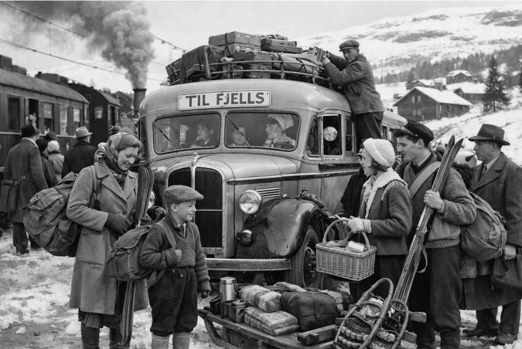 Familie på påsketur. Buss med skiltet "Til fjells"