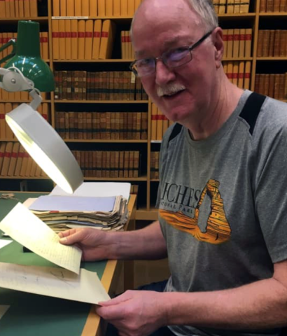 Jonny Lyngstad sitter og holder et brev.