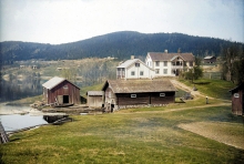 Fargelagt bilde av gård, gammelt bilde