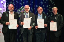 4 distriktslag med jubileum. Lederne med hvert sitt diplom