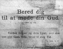 I lomma bar Sigurd eit kort med eit bibelvers frå Amos: «Bered deg til å møte din Gud.»