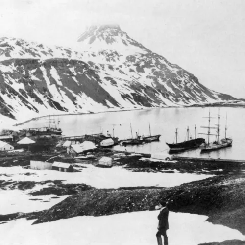 Photograph of Grytviken taken by Shackleton’s expedition in 1914; scan by Apcbg