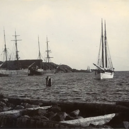 Skonnerter, lystbåt, losbåt og sjøhus på 1890-tallet i Hølen i Vestfold