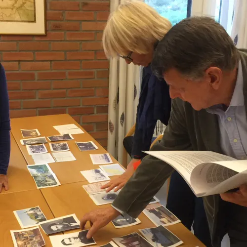 Bilde fra møte i Slekt og Data Vest-Agder hvor de velger bilder til slektsbok