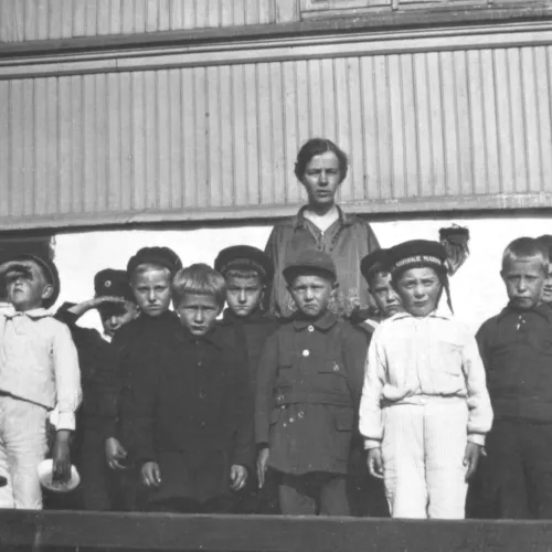 Skolebarn utenfor lærerskolen i Tromsø