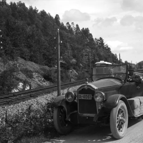 Gammel bil ved Flaksvannbanen ved Lillesand. Fra DigitaltMuseum.no