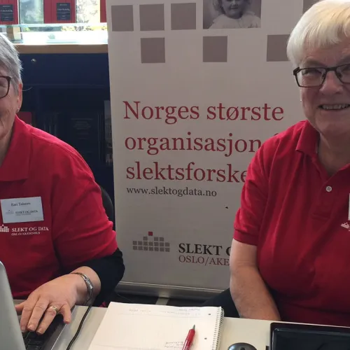 To damer som hjelper medlemmer i Slekt og Data