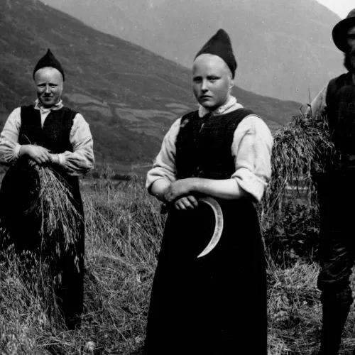 mennesker i folkedrakt fra sogn og fjordane